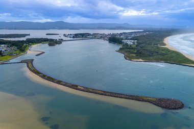 Güney Pasifik Okyanusu 'nun ve Avustralya' nın NSW 'nin güney kıyısındaki Illawarra bölgesinde kıyı kasabası Warilla yakınlarındaki Kurrakwah Körfezi' ndeki kumsalın insansız hava aracı fotoğrafı..