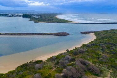 Güney Pasifik Okyanusu 'nun ve Avustralya' nın NSW 'nin güney kıyısındaki Illawarra bölgesinde kıyı kasabası Warilla yakınlarındaki Kurrakwah Körfezi' ndeki kumsalın insansız hava aracı fotoğrafı..