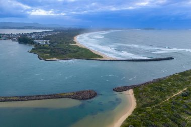 Güney Pasifik Okyanusu 'nun ve Avustralya' nın NSW 'nin güney kıyısındaki Illawarra bölgesinde kıyı kasabası Warilla yakınlarındaki Kurrakwah Körfezi' ndeki kumsalın insansız hava aracı fotoğrafı..