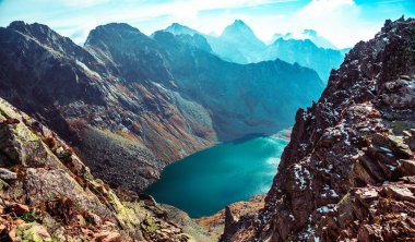 Sabahları dağların manzarası çok güzeldir. Gezgin şehveti tarzı seyahat. Tatry Dağları - Karpaty Dağları. Alışılmadık görünüm.