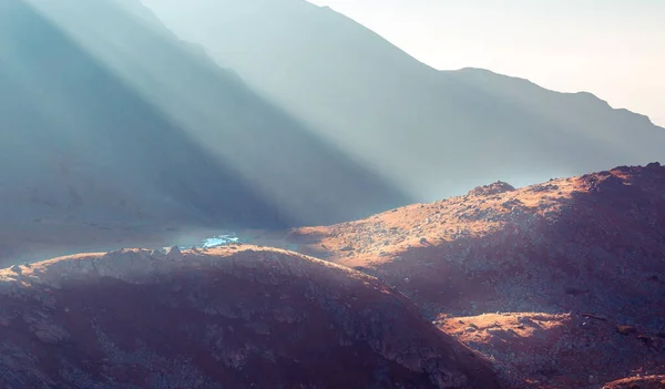早上在山上的美丽景色 游手好闲的旅行山地鞑靼人 卡尔帕蒂山脉 不同寻常的观点 免版税图库图片