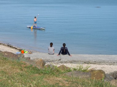 Baltık Denizi sahilindeki insanlar