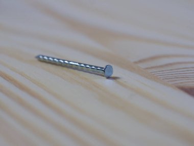 Tahta yüzeyde metal vidalar.