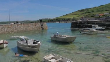 Saint Germain, Fransa Temmuz 2020. Fransa 'nın kuzeyindeki Normandiya' daki küçük Racine limanının zamanlaması