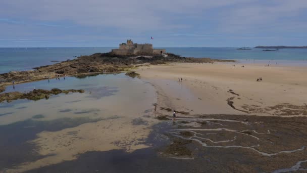 Saint Malo Frankrike Juli 2020 Utsikt Från Stadsmurarna Till Fort — Stockvideo