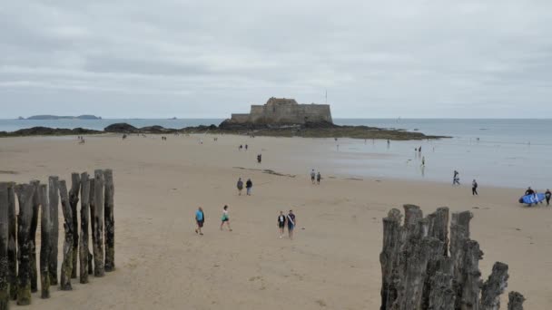 2020年7月20日从城墙到城堡堡的低潮景观 游客们在海滩上散步 — 图库视频影像