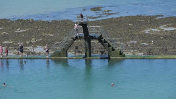 Saint Malo Frankrike Juli 2020 Naturlig Pool Stranden Människor Hoppar — Stockvideo