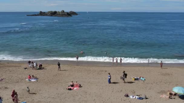 Rotheneuf Франция Июль 2020 Время Терзает Туристов Прогуливающихся Пляжу Региона — стоковое видео