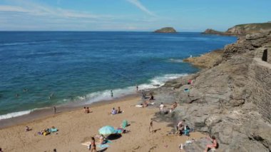 Rotheneuf, Fransa Temmuz 2020. Zaman turistleri çevrenin plajında gezdiriyor, büyülü bir yer.