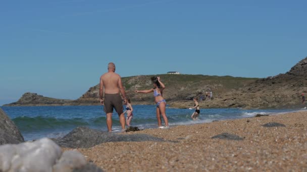 Rotheneuf Γαλλία Ιούλιος 2020 Ένας Άντρας Ένα Παιδί Στην Παραλία — Αρχείο Βίντεο