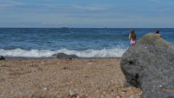 2020年7月 フランス ローテンフ 波の海岸から撮影された海の中で入浴されている男の子と女の子のカップル — ストック動画