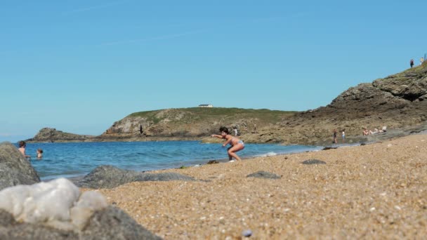 Rotheneuf Франция Июль 2020 Ребенок Играет Пляже Солнечный Праздничный День — стоковое видео