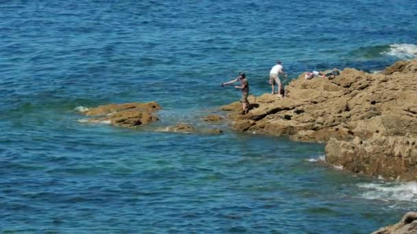 Rotheneuf Γαλλία Ιούλιος 2020 Άνδρες Που Ψαρεύουν Από Βράχους Καλάμια — Αρχείο Βίντεο