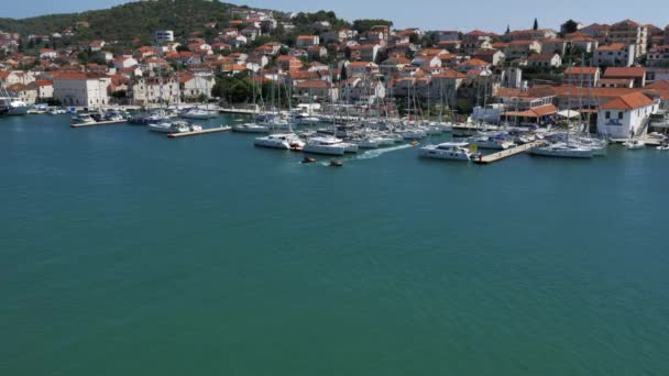 Trogir Kroatien September 2020 Hafen Mit Stehenden Segel Und Motorbooten — Stockvideo