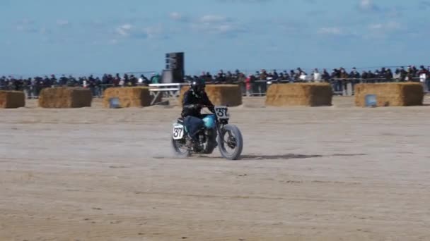 ビーチレース フランスのノルマンディーでのオートバイや車のレースの古いモデル ノルマンディーのレースビーチ Uhd — ストック動画