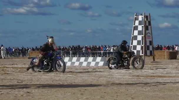 ビーチレース フランスのノルマンディーでのオートバイや車のレースの古いモデル ノルマンディーのレースビーチ Uhd — ストック動画
