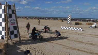 Plaj yarışları, eski motosiklet modelleri ve Normandiya, Fransa 'da yarışan arabalar. Normandiya 'daki Race Beach. 4K UHD