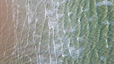 Dalgalar yukarıdan kıyıya vuruyor