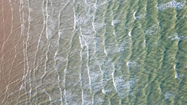 Dalgalar yukarıdan kıyıya vuruyor