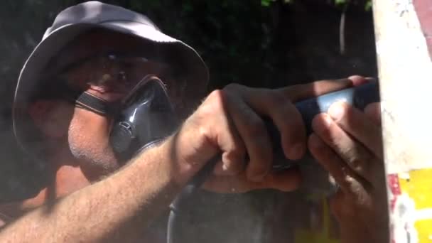 Avrupalı Adam Evde Yüz Maskesi Takarak Marangozluk Yapıyor — Stok video