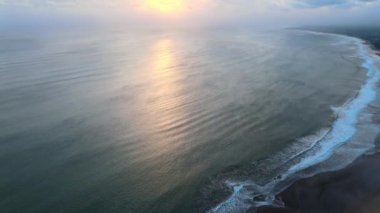 Okyanus Dalgalarının Uçan Dronu 'ndan Hava Görüntüsü Bali' de kumsal manzarasına çarpıyor