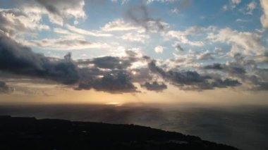 Okyanus Dalgalarının Uçan Dronu 'ndan Hava Görüntüsü Bali' de kumsal manzarasına çarpıyor