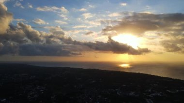 Okyanus Dalgalarının Uçan Dronu 'ndan Hava Görüntüsü Bali' de kumsal manzarasına çarpıyor