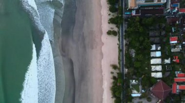 Bali adalarındaki kumlu sahil manzarasındaki güzel mavi okyanus dalgalarının drone görüntüsü 