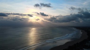 Okyanus Dalgalarının Uçan Dronu 'ndan Hava Görüntüsü Bali' de kumsal manzarasına çarpıyor