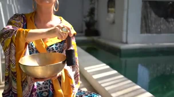 Schöne Junge Schwangere Frau Farbigen Atlas Kimono Kleid Mit Stehender — Stockvideo