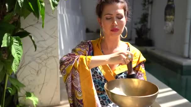 Renkli Atlas Kimono Elbiseli Hamile Güzel Bir Kadın Yaz Terasında — Stok video