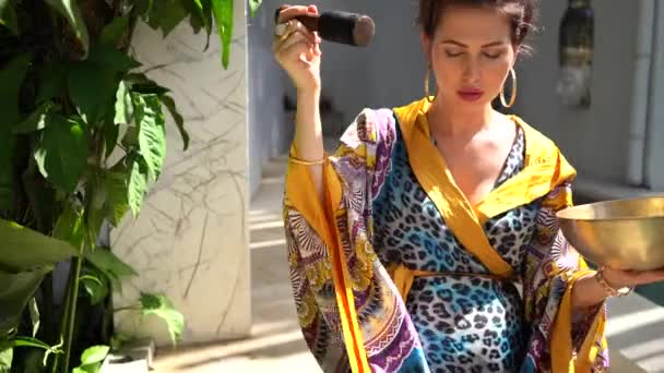 Schöne Junge Schwangere Frau Farbigen Atlas Kimono Kleid Mit Stehender — Stockvideo