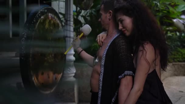 Schönes Paar Umarmt Und Steht Auf Sommergrünem Terrassenhintergrund — Stockvideo