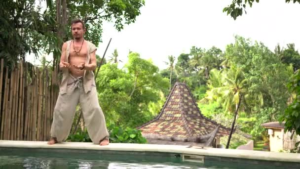 Beau Homme Costume Pratique Des Exercices Qigong Extérieur Terrasse Été — Video