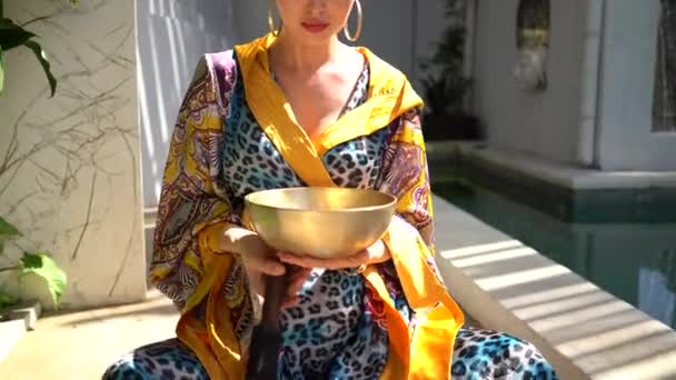 Schöne Junge Schwangere Frau Farbigen Atlas Kimono Kleid Mit Stehender — Stockvideo