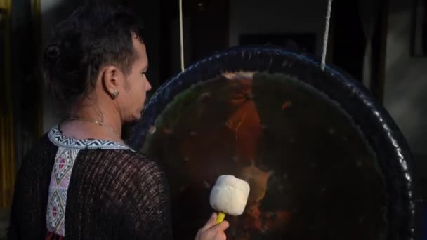 Hombre Guapo Tocando Antiguo Instrumento Musical Místico Gong — Vídeos de Stock