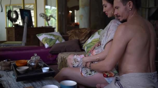 Atractiva Joven Embarazada Hombre Sentado Sofá Interior Casa Verano Tiempo — Vídeos de Stock