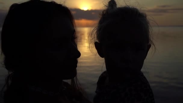 Joven Pareja Madre Pequeño Niño Posando Playa Puesta Sol — Vídeos de Stock