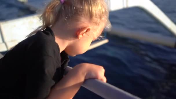 Nahaufnahme Des Porträts Eines Süßen Kleinen Mädchens Auf Einem Boot — Stockvideo