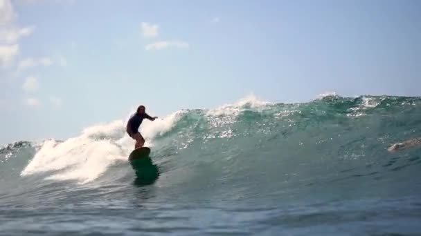 在印度尼西亚巴厘岛的海滩上冲浪的年轻人 — 图库视频影像