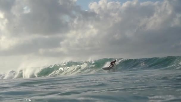 Jongeman Surfer Golven Voor Kust Van Bali Indonesië — Stockvideo