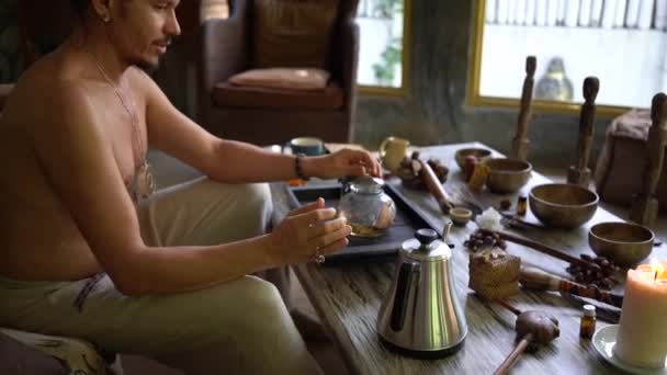 Привабливий Чоловік Сидить Дивані Чай Літньому Бунгало — стокове відео