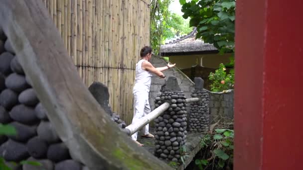 Jeune Homme Pratique Des Exercices Qigong Extérieur Terrasse Été Guérison — Video