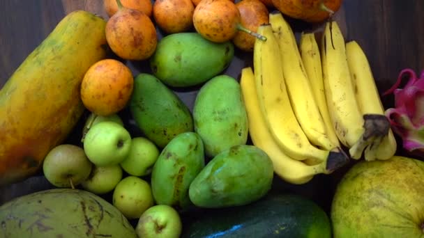 Nahaufnahme Von Exotischen Frischen Saftigen Früchten Auf Hölzernem Braunem Tischhintergrund — Stockvideo