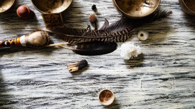 Sessiz meditasyon çay töreni, fincanlar ve ahşap masa arkasında yeşil çay.