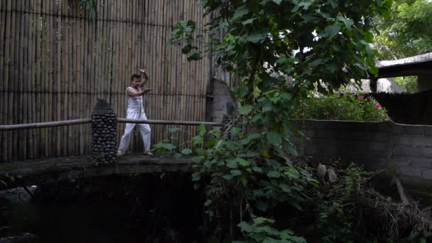 Jeune Homme Pratique Des Exercices Qigong Extérieur Terrasse Été Guérison — Video