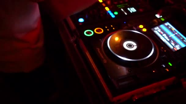 Set Mixer Elektronische Club Muziek Apparatuur Een Disco Verlichting — Stockvideo