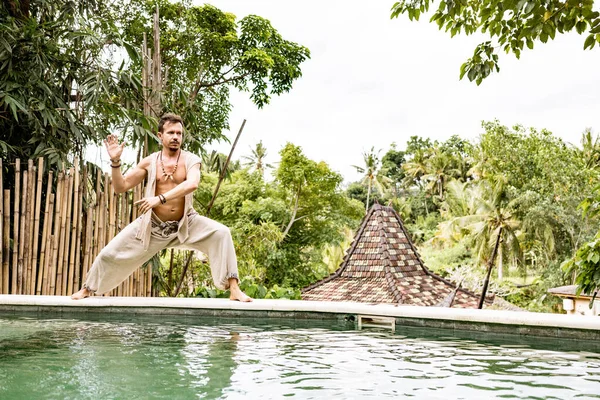 Bonito Homem Prática Traje Qigong Exercícios Livre Terraço Verão Perto — Fotografia de Stock
