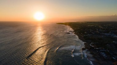 Endonezya, Bali 'deki inanılmaz sahil sahilinde günbatımının hava manzarası.