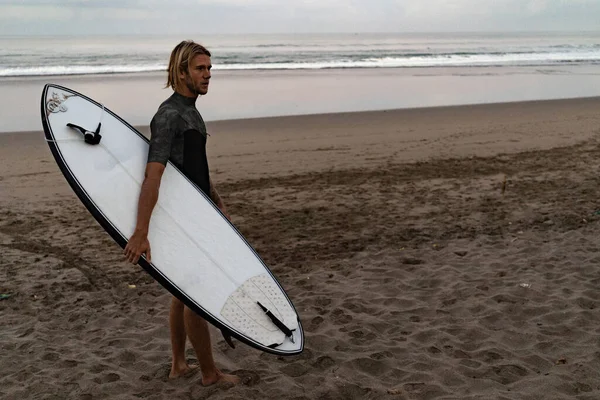 Surfare Går Från Vattnet Efter Dag Ute Vågorna Bali Indonesien — Stockfoto